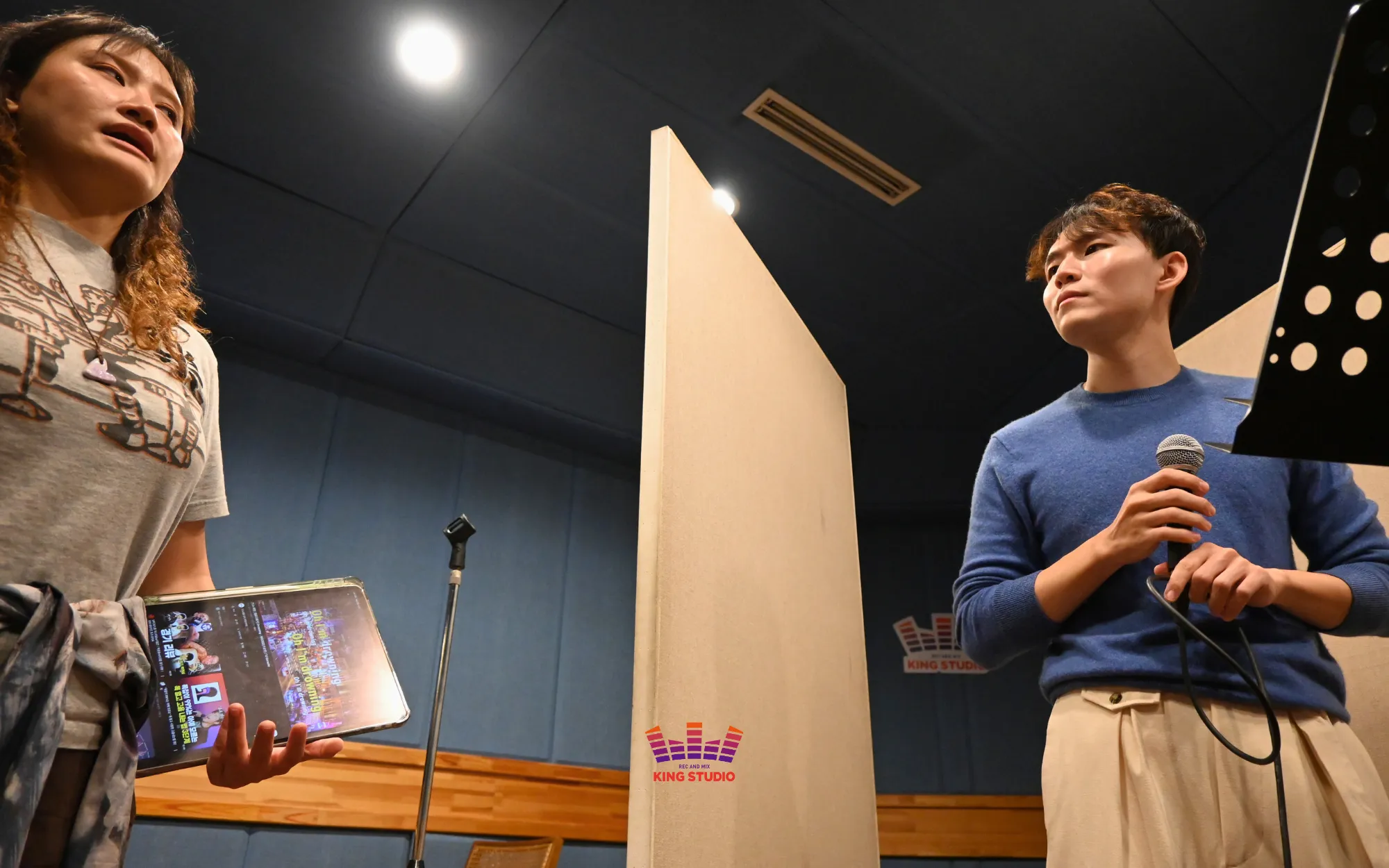 Stage Performance Training - Microphone Technique and Audience Engagement at Seoul Trip King Studio K-pop