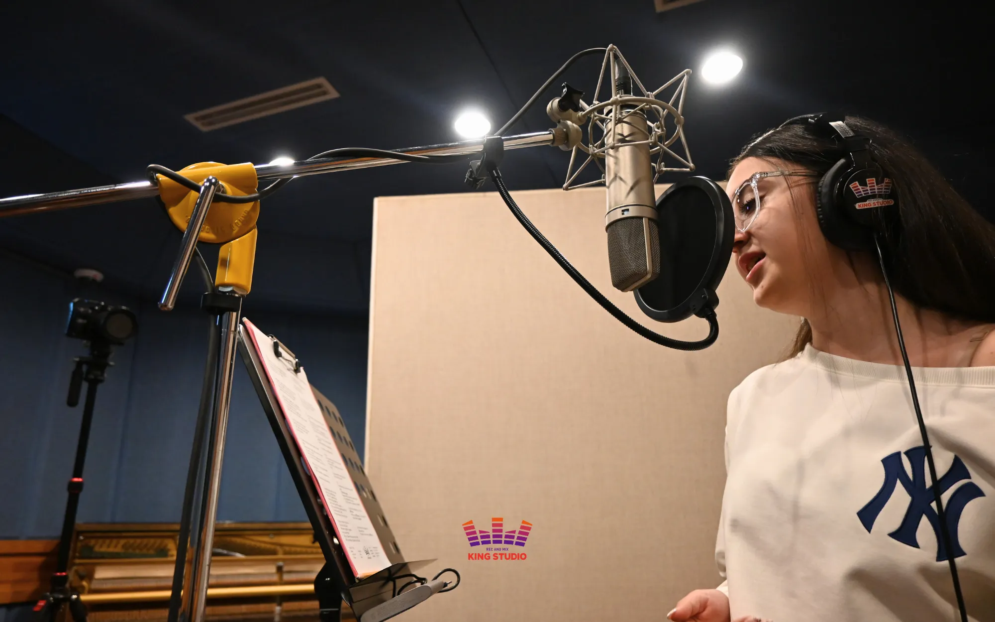Vocal director providing real-time directing to the guest during the Kpop recording Seoul Trip at KING STUDIO