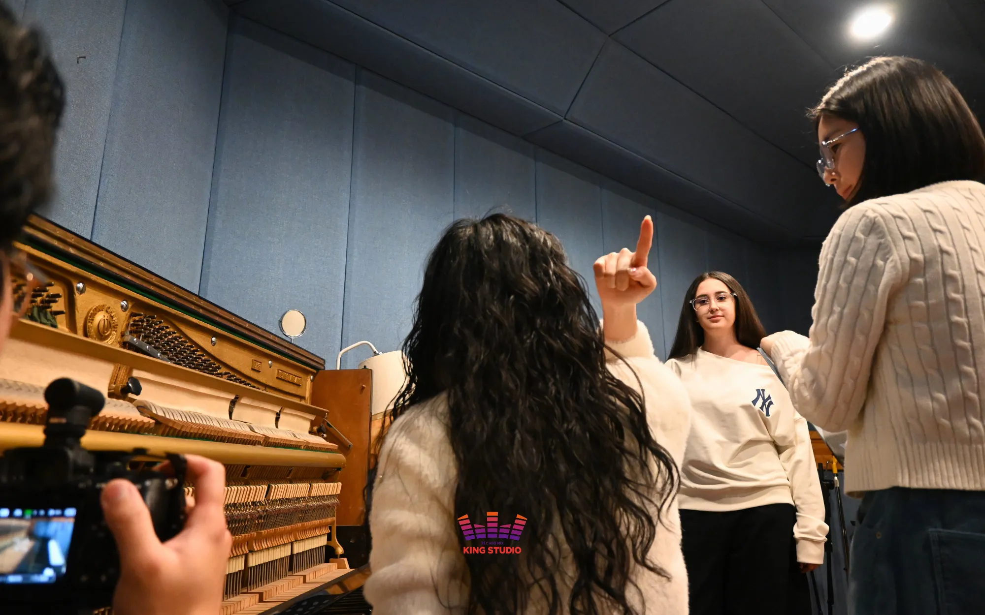 Professional vocal director leading one-on-one vocal training at KING STUDIO Kpop experience in Seoul
