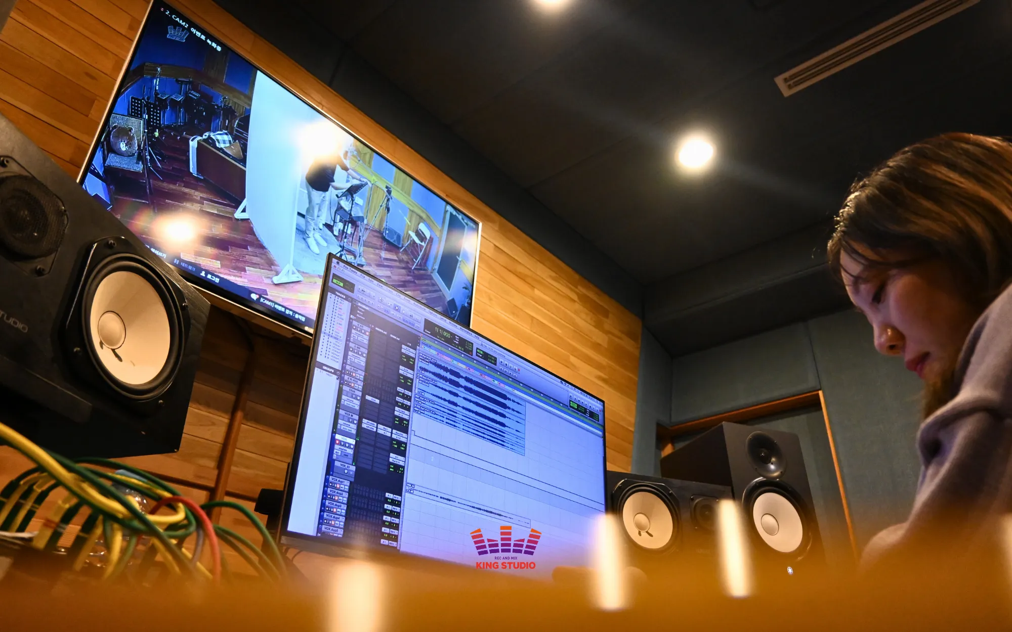 Expert vocal directing during Kpop experience recording at KING STUDIO DIAMOND for Korea Travel visitors