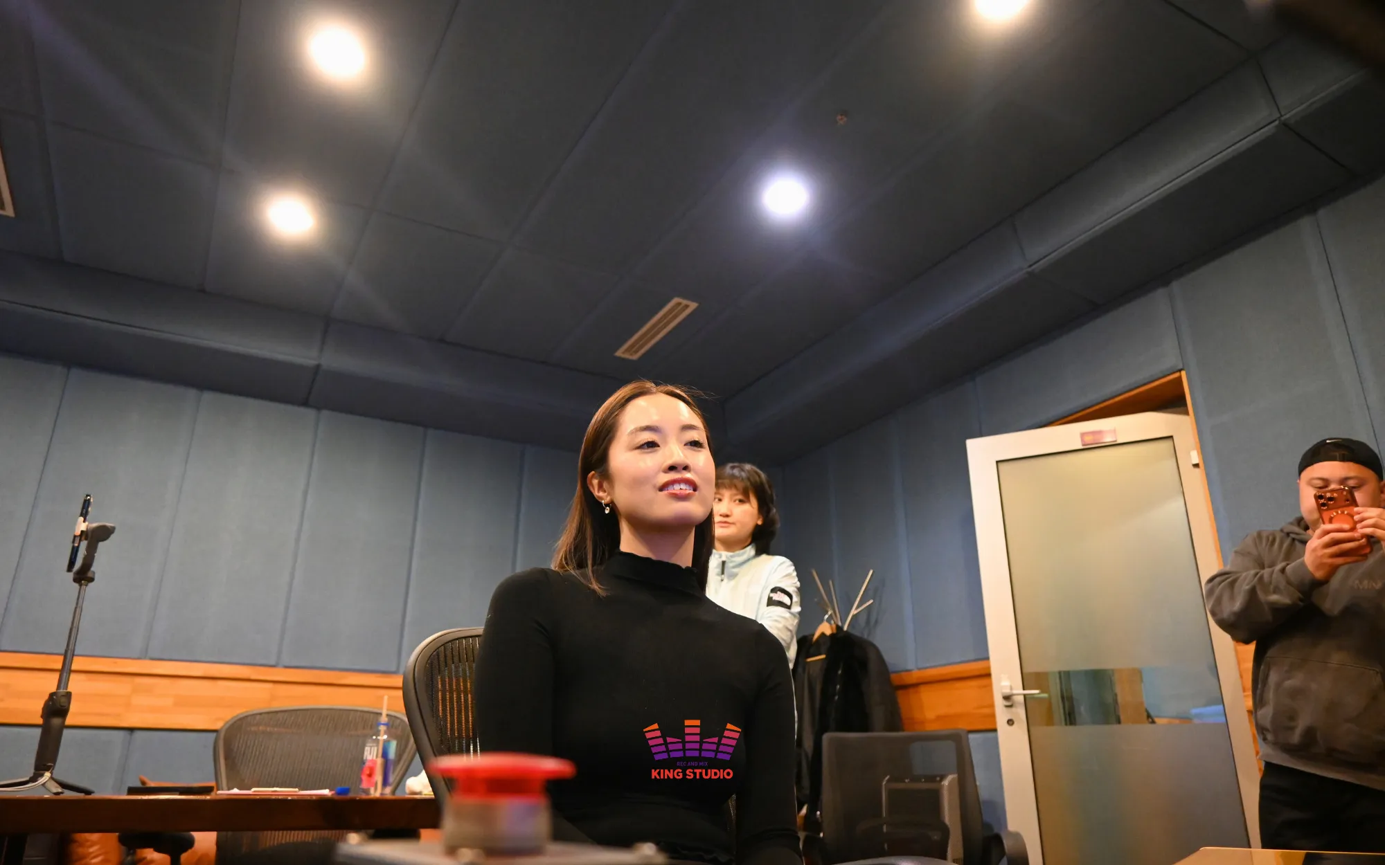 Real-time professional vocal directing during Korea Travel K-Pop session - KING STUDIO DIAMOND Seoul Experience with expert guidance for perfect recording