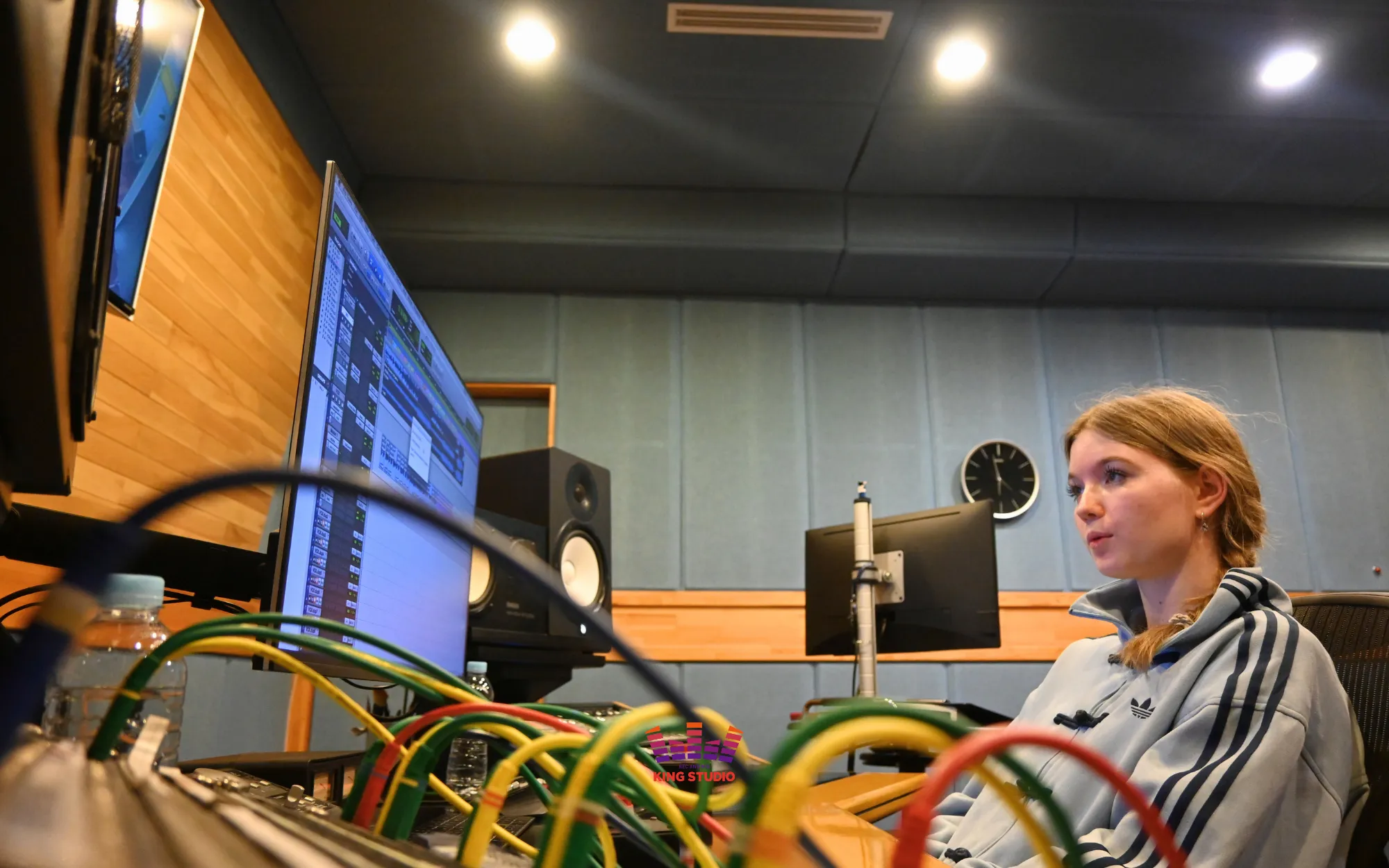 Real-time professional vocal directing during Korea Travel K-Pop session - KING STUDIO DIAMOND Seoul Experience with expert guidance for perfect recording