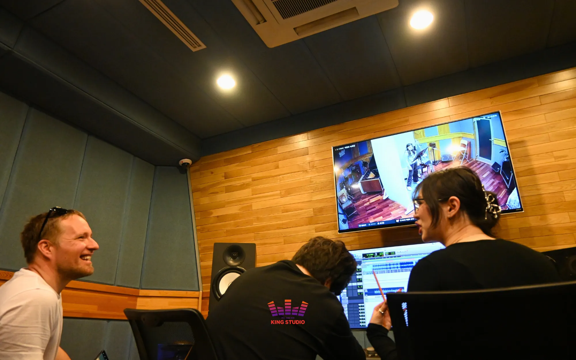 Vocal director Seung Won coaching Alina line by line through APT.