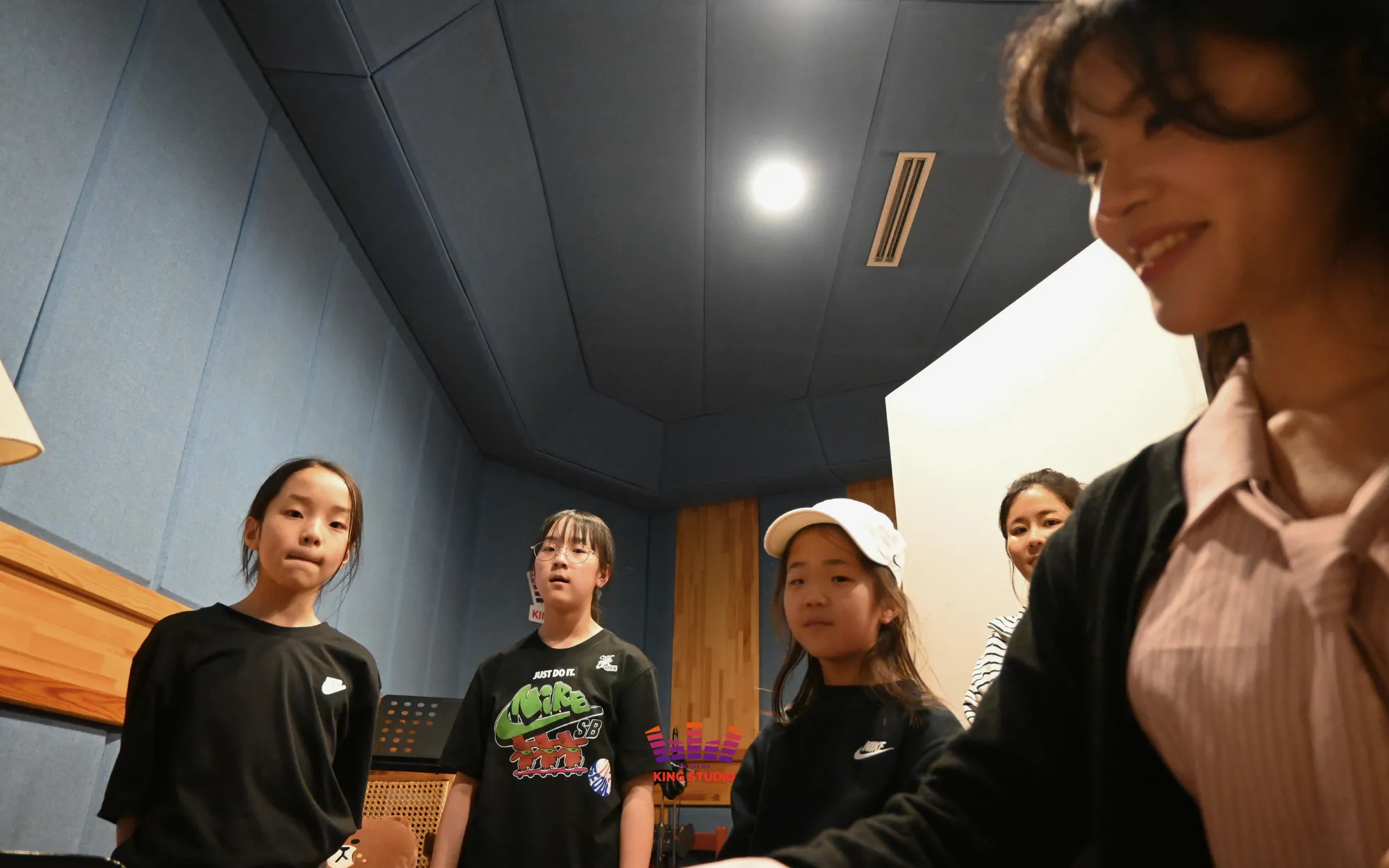 Vocal director leading K-pop vocal training before recording at KING STUDIO
