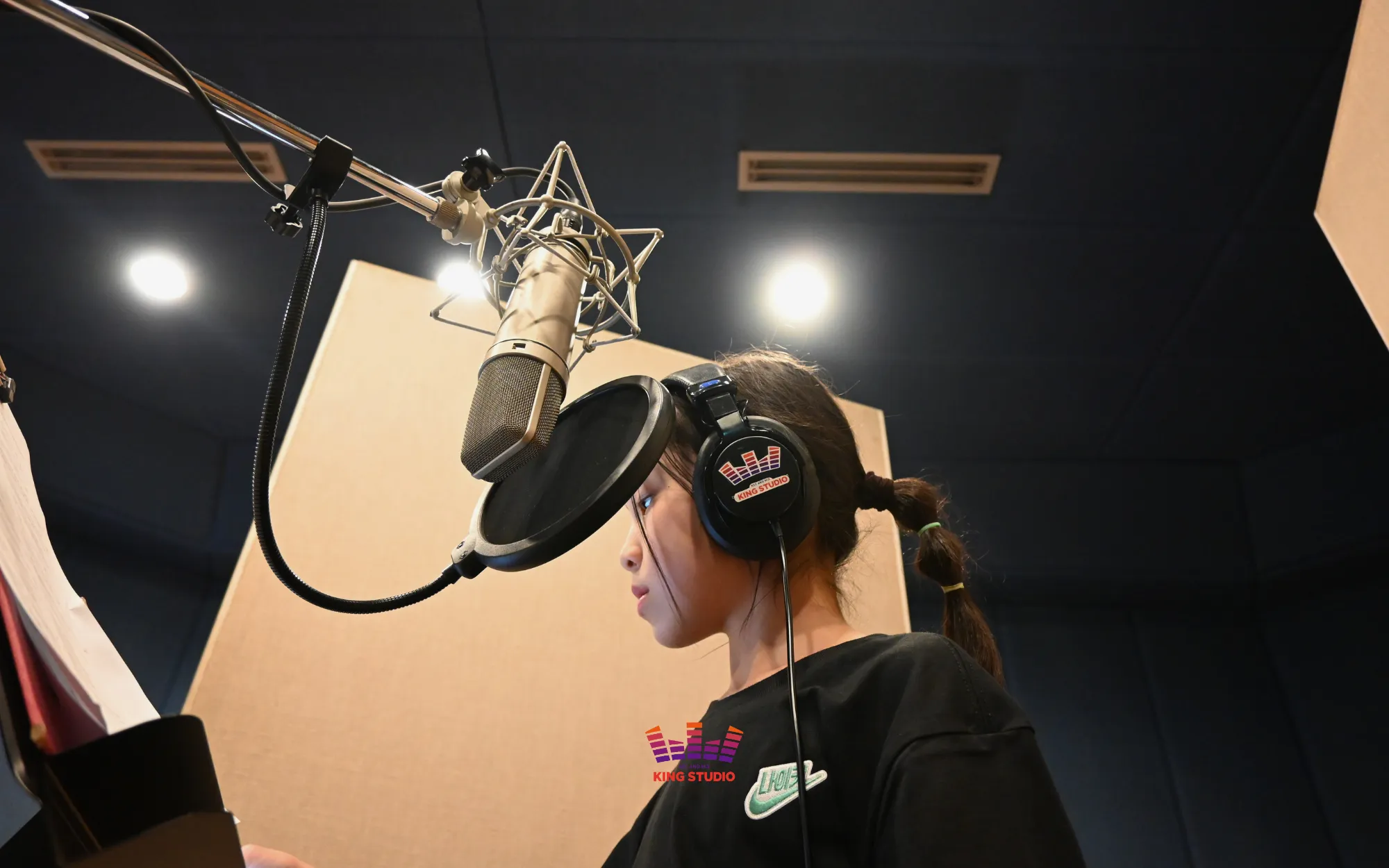 Recording one vocal part idol-style in the KING STUDIO booth