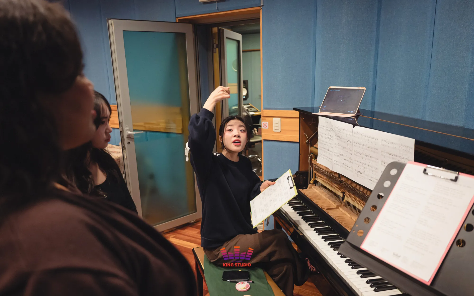 KING STUDIO vocal director assessing a visitor's range during a GOLD vocal diagnosis