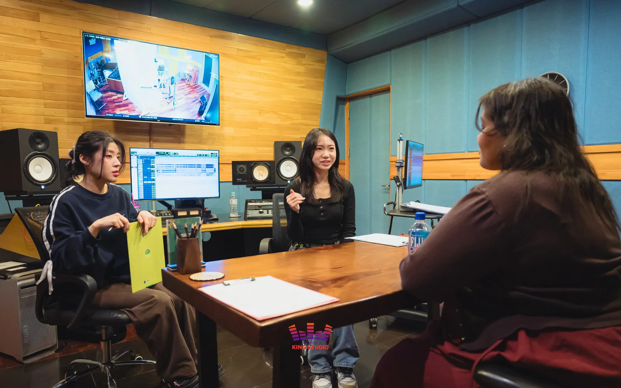 Vocal director and visitor during a GOLD Personal Vocal session at KING STUDIO Seoul