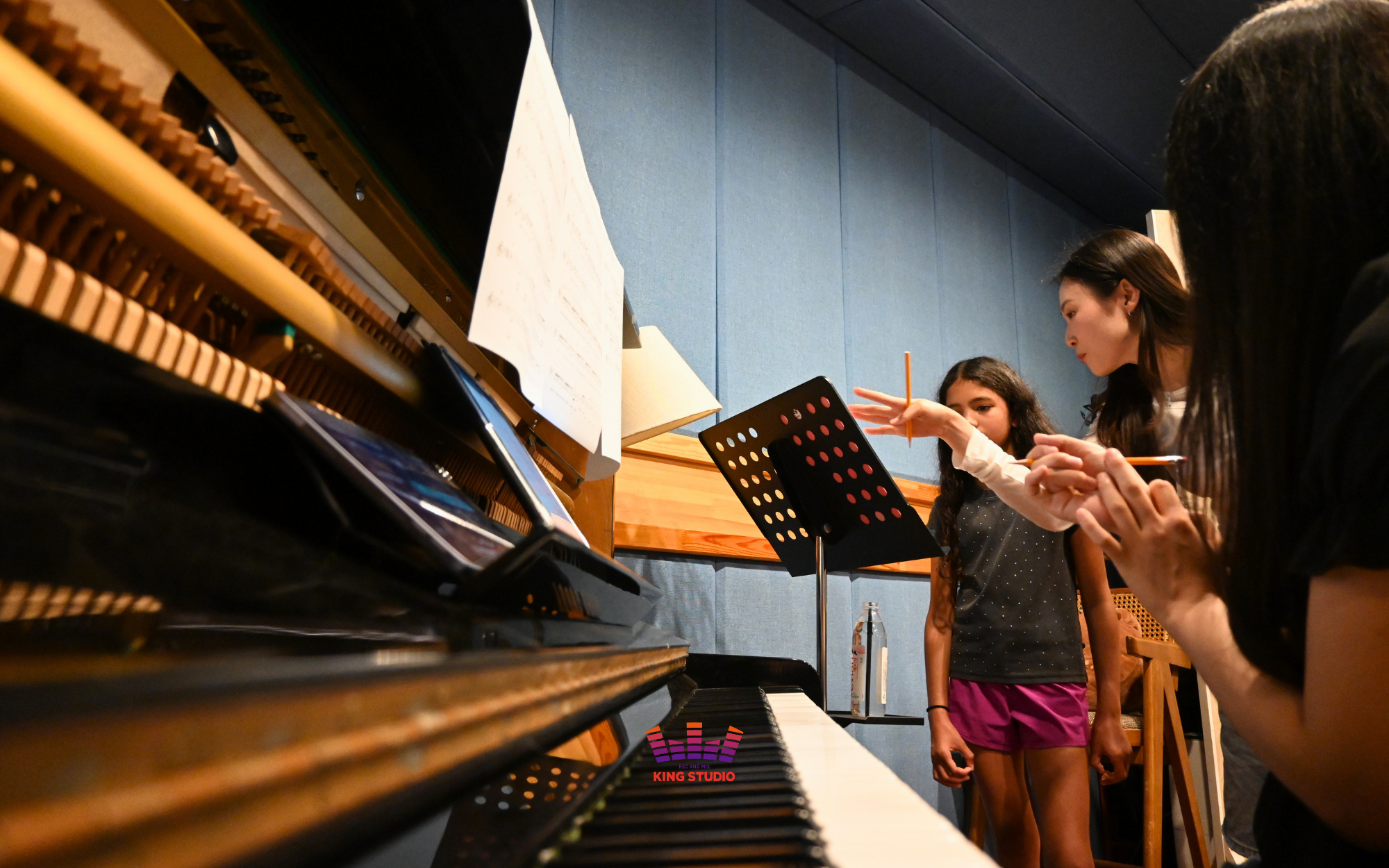 	Vocal director Yena leading Scarlett's 50-minute pitch and timing training at KING STUDIO
