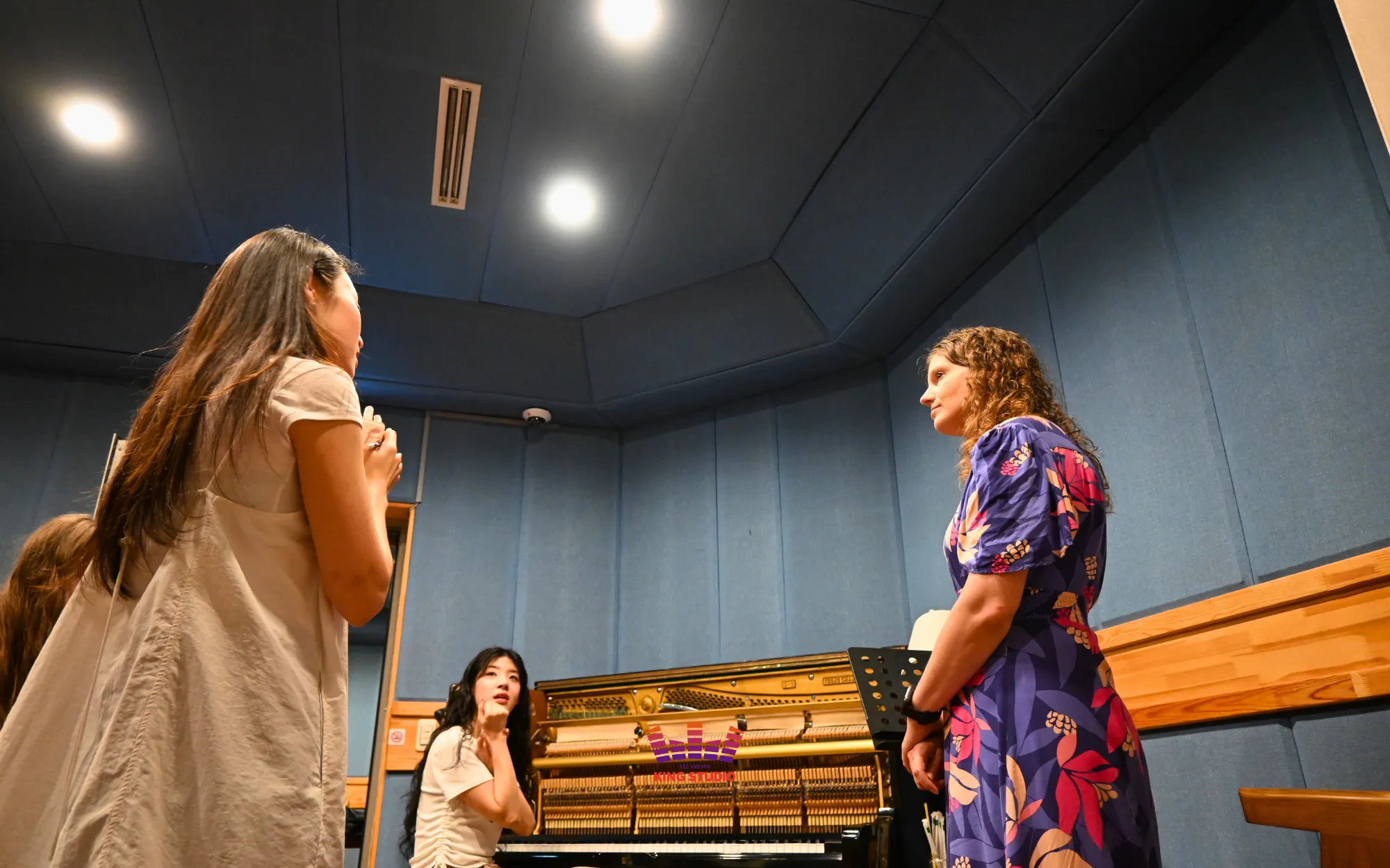 Julia and Kiara meeting vocal director Jiseon at KING STUDIO