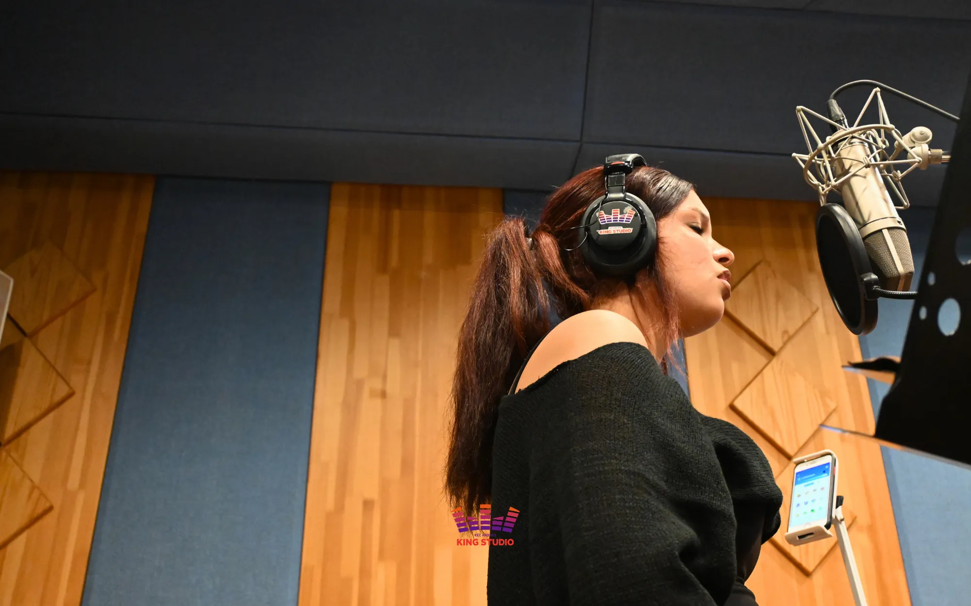 	Section-by-section booth recording of Laufey's "Promise", DIAMOND session