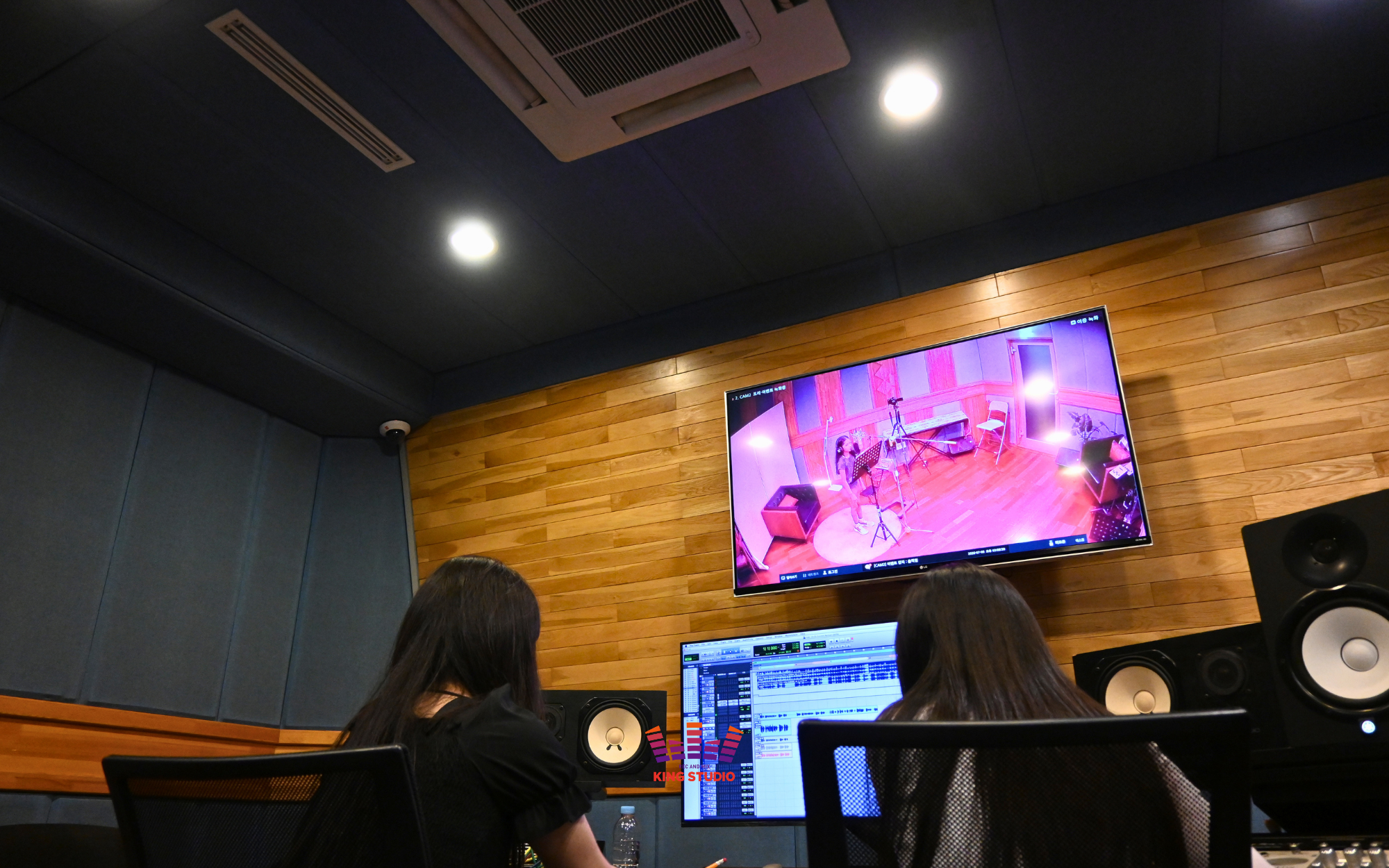 Vocal director Yena giving directing based on the practiced fixes during recording